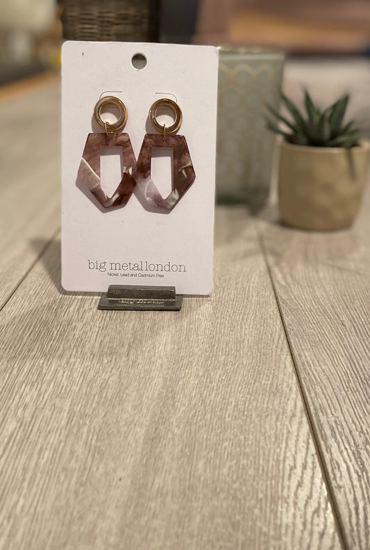 Brown hexagon resin earrings - 006e