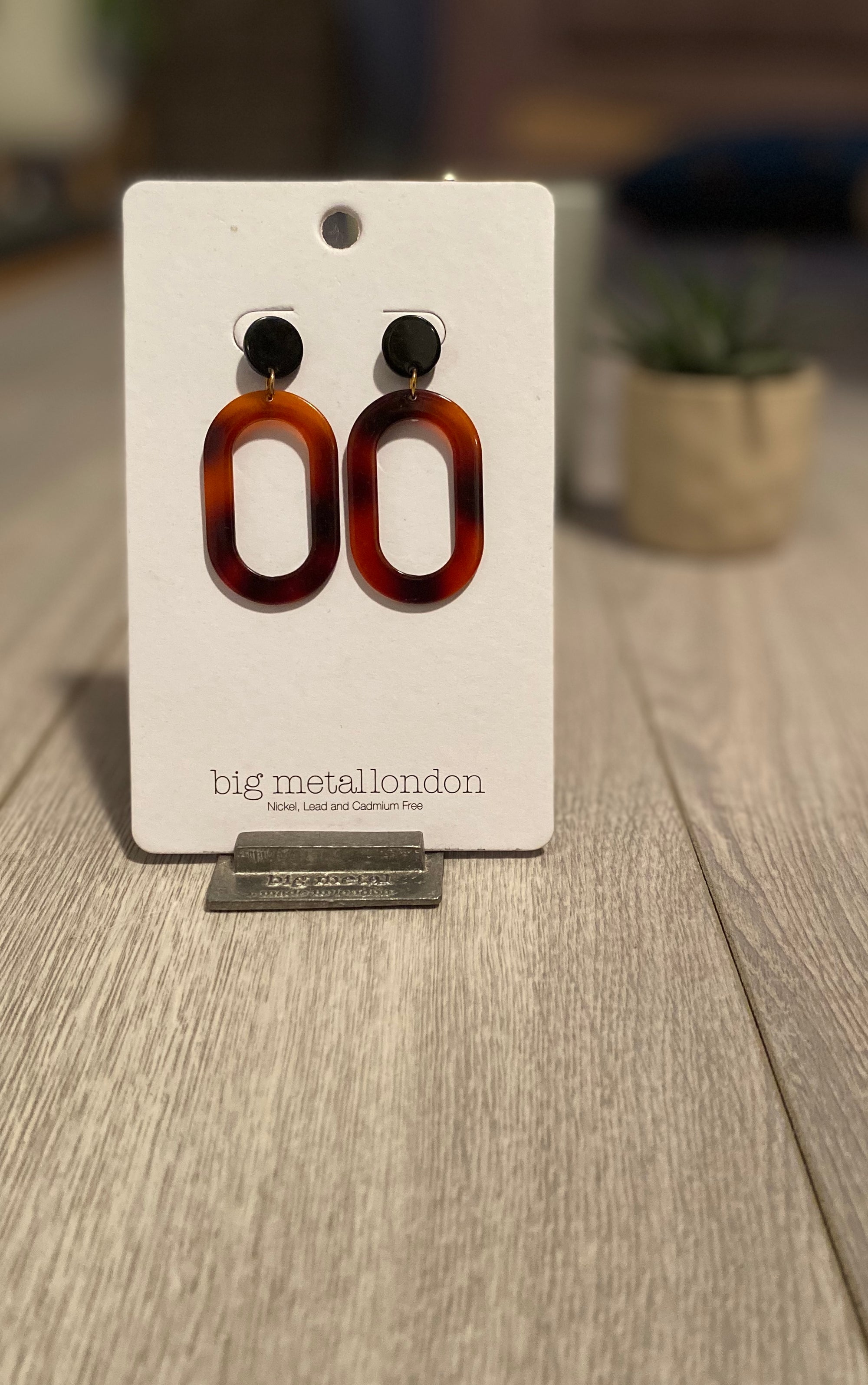 Oval two tone brown resin earrings - 012e