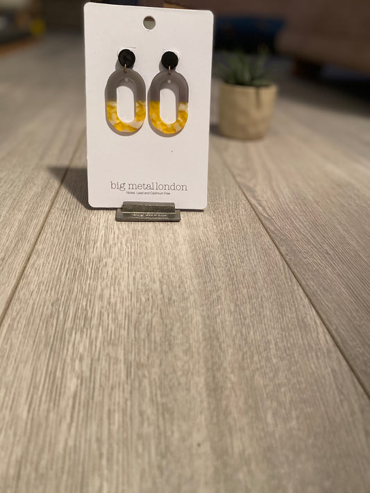 Oval yellow/grey resin earrings - 013e
